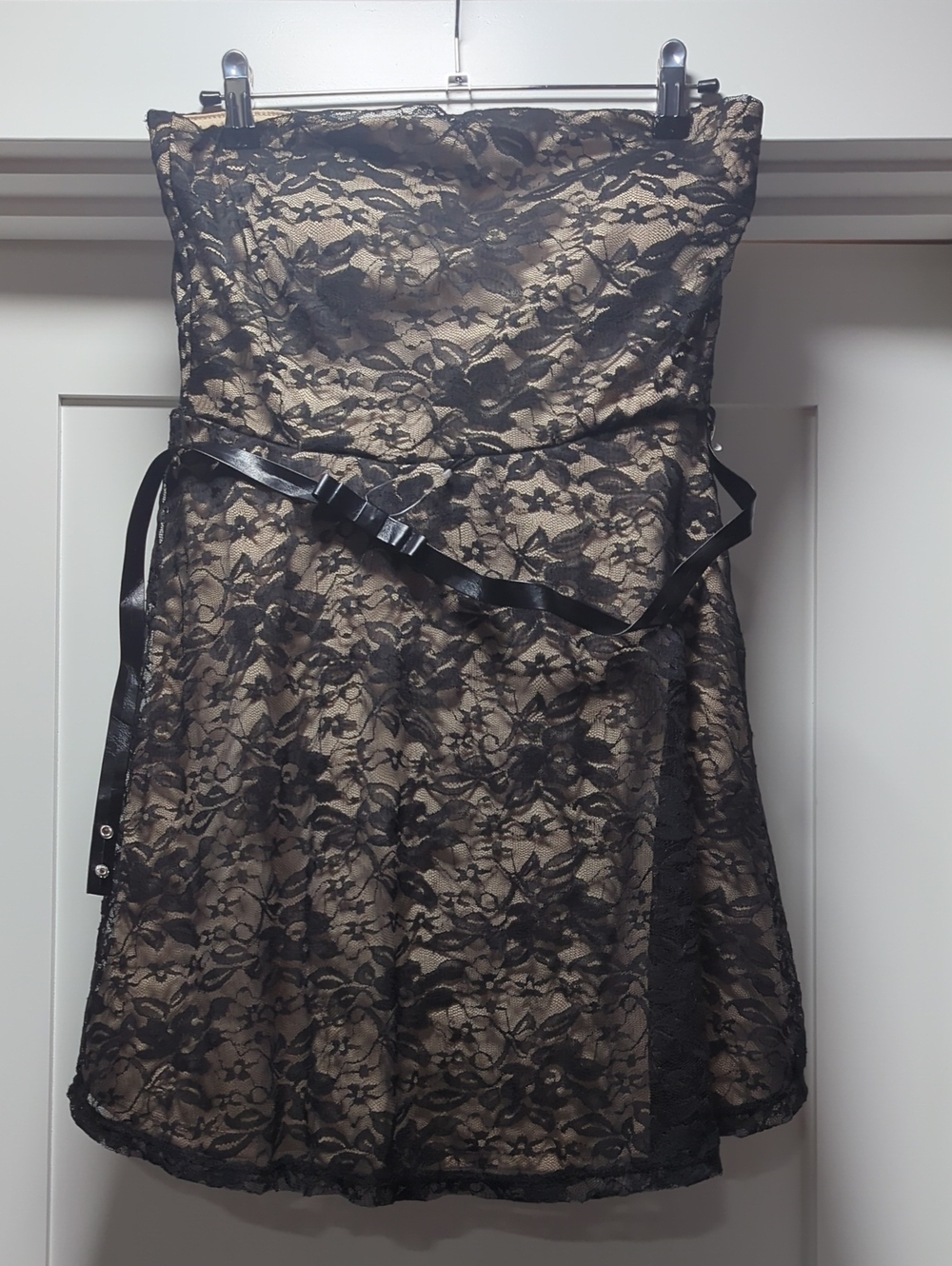 AUW Black Lace Strapless Cocktail Dress with Nude Lining